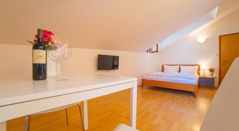 Inn By The River Омиш Номер фото